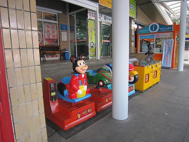 500Ｗコインで動く乗り物。その他ガチャガチャなどがうちの定番です。