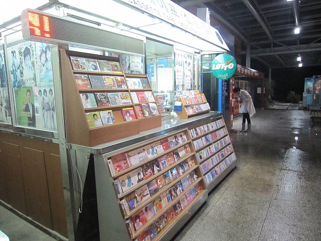 サービスエリアの駐車場は何故かいつも演歌が流れています。どこからかって、ここから流れているんです。昔懐かしいシリーズがずらり。カセットでも入手可能！