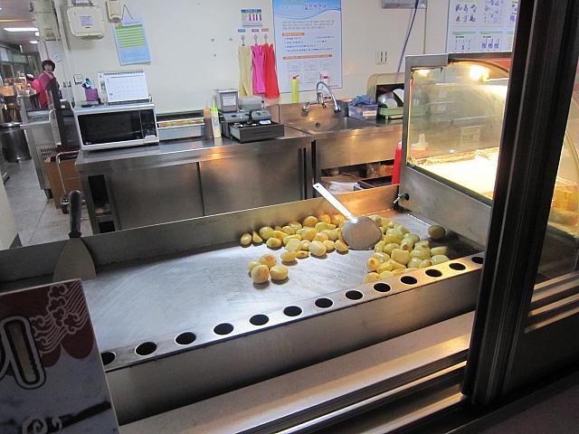 ほくほくのジャガイモ。サービスエリアならではの人気商品です。