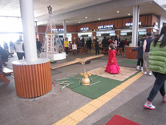 この日は旧正月の連休だったので、韓国の伝統的な遊びを楽しめました。