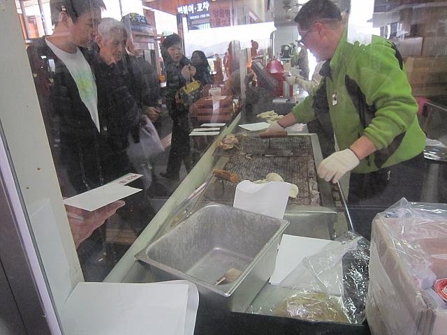 焼きスルメ。これも暇つぶしかつ居眠り防止。