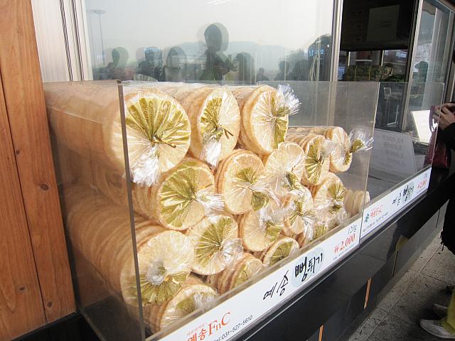 ポンティギ。お米で作られたほんのり甘いお菓子です。