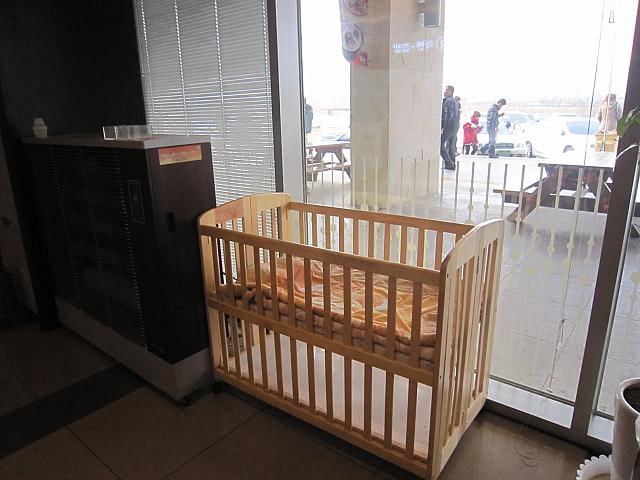 フードコートには子供椅子はもちろん、ベビーベッドも用意されています。授乳部屋も必ずあるので乳幼児連れも安心です。