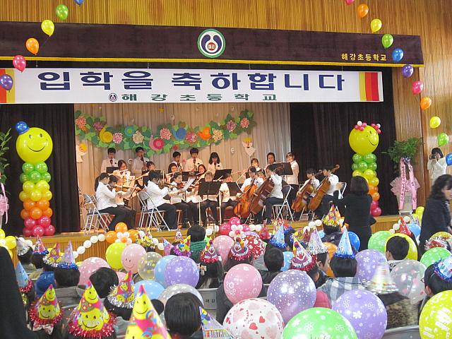 海江小学校オーケストラの演奏
