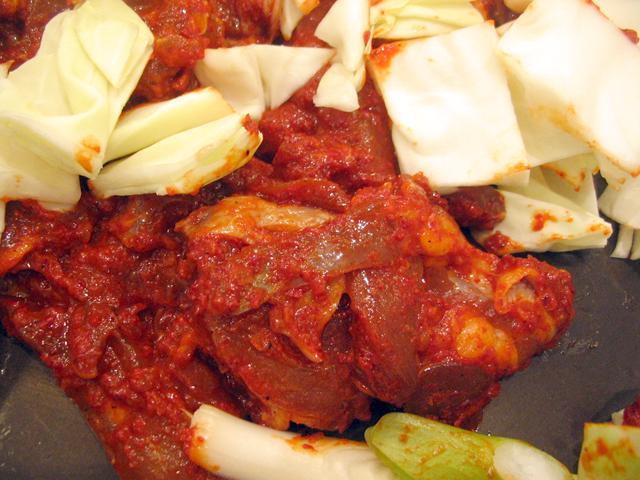 鶏肉はヤンニョム（薬味ソース）に漬けて１日ほどおいておくと、味がよくなじみます。