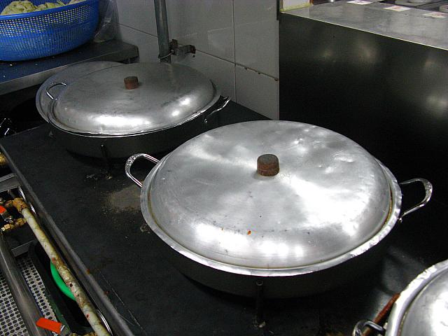 ３．ざっと混ざったところで、数分フタをして蒸らすと、餅やさつまいもなどに火がよく通り、ホクホクした食感になるそう～