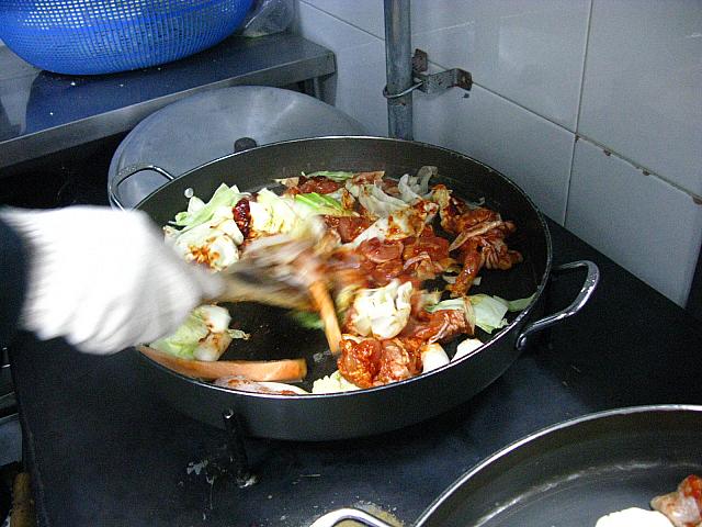 ２．混ぜながら炒めます。