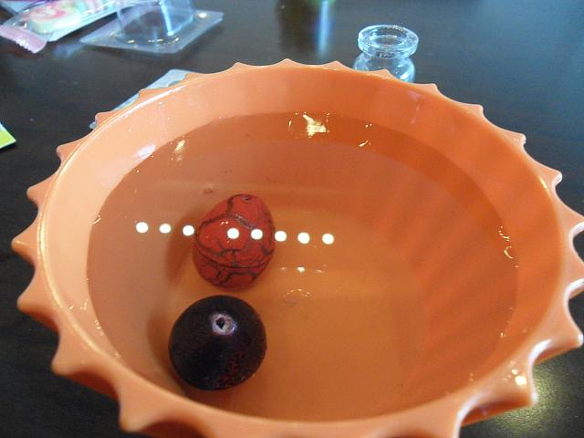 こうやって水に漬けて置きます。