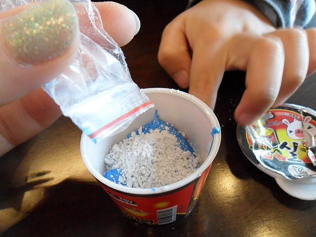 粉をかけて混ぜてみましたが、よく分かりませんでした。試しに水も入れてみましたが、やっぱりよく分かりませんでした。誰か試して見てください。