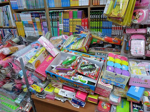 ごちゃごちゃと置かれたおもちゃ。