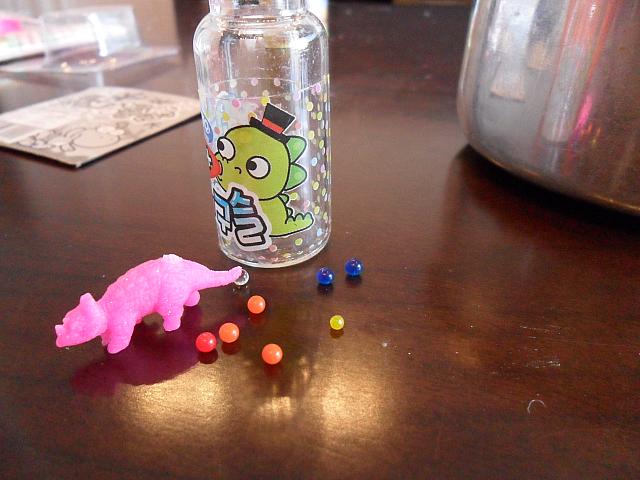 ビンの中には直径２ｍｍ程の色んな色をした玉と、２センチ程の恐竜が入っていまして