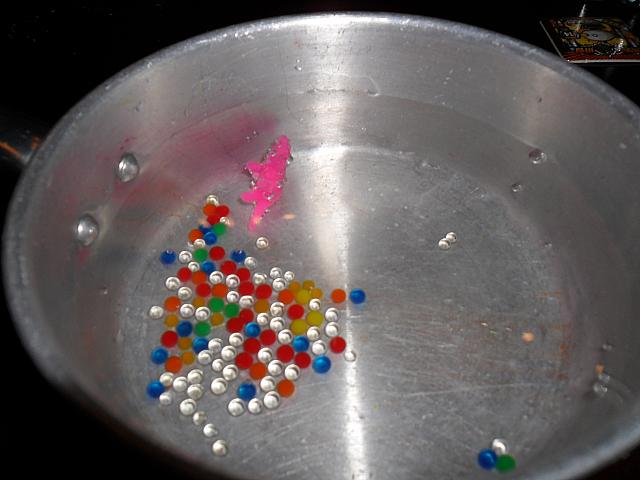 これを水の中に入れます。