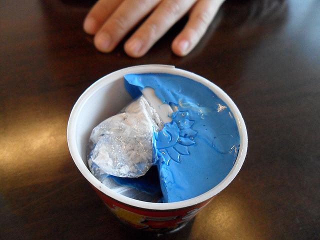 中には青いプルプルした粘土の様なものと、白い粉が。