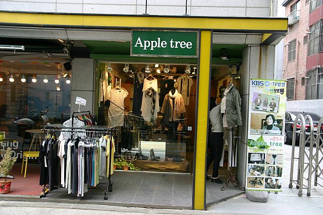 ③「Apple Tree」女性もののカジュアルファッション。

