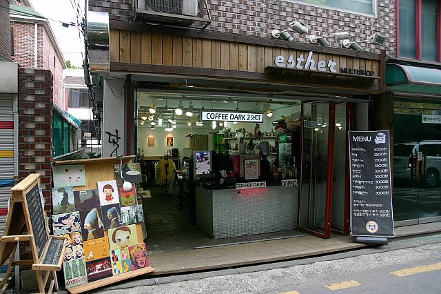 ④「esther　multishop」雑貨も扱うギャラリーカフェ。向かいの小学校の塀沿いにこちらのお店のテーブルがあります。