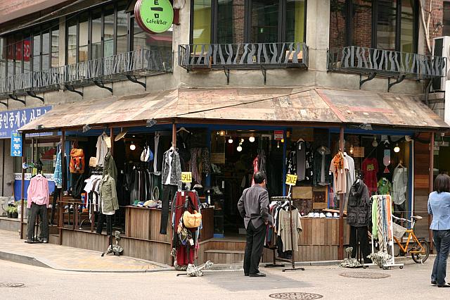 ④USED風のお店。スカーフやキャップなどの小物も多数！
