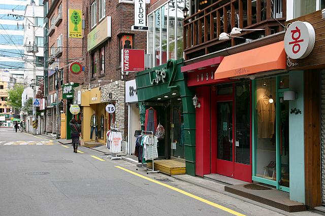 「しぶや２」の店名が示すとおり、このあたりは東京スタイルを意識した（？！）カジュアルファッション店が周囲に並びます。テイストが少しずつ違うので、きっとお気に入りのお店が見つかるはず！