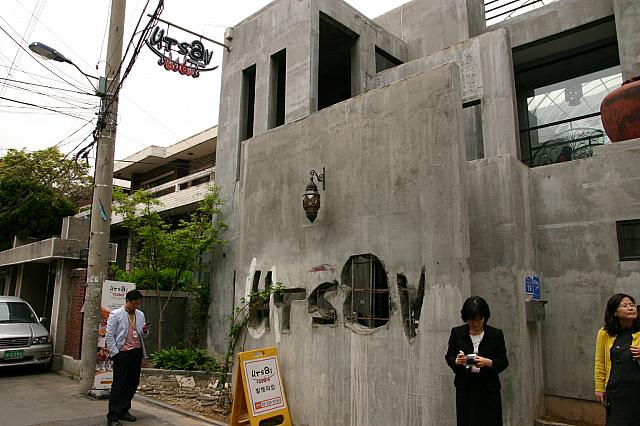 ①「UTSAV(ウッサブ)」こじゃれたインド料理屋さん。ビルの中に池があり、亀さんが住んでいるというウワサ。