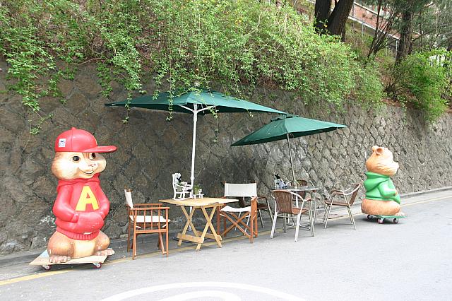 ２頭のメタボ気味のリスと一緒に一休み…。