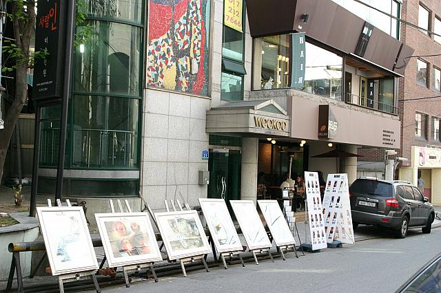 ⑭絵が売っているのも、芸術系の大学「弘大」だからこそ？！旅の思い出に、絵を買うなんていうのもオシャレかも。