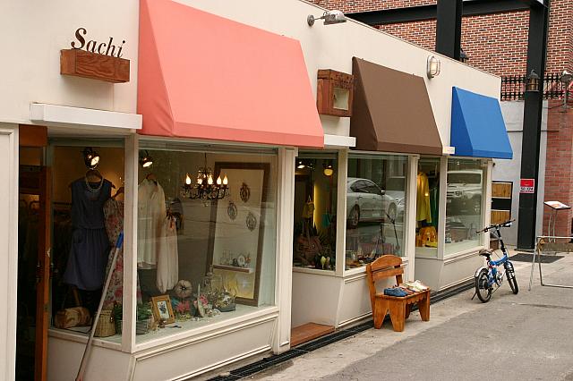 ⑥「Sachi」日本人女性も好みそうな、ナチュラルなワンピースなどが、リーズナブルな価格で揃う店。カバンや靴の取り扱いもあり。