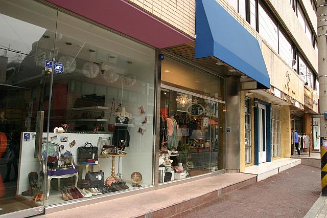 このあたり、道の両脇にオシャレなお洋服屋さんが点在しています☆