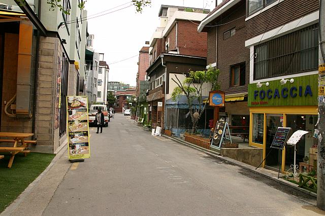 さぁ、もう目の前に駐車場通り。振り返るとこんなかんじ。