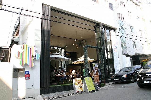 ⑪「noi　rounge　cafe」ちょっと辛口テイストのオトナっぽいカフェ。オープンな空間の使い方がカッコイイ。
