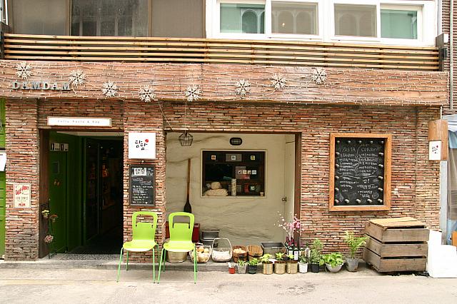 ④「DAMDAM」カレーとスパゲティが人気。お店の前にはカレーの材料がかごに入って出番待ち。