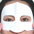 ３．厚めの保護膜がついたままゲルマスクを顔にのせます。