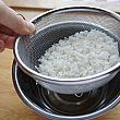 ① お米は洗ってザルにあげ、水気をよく切る。