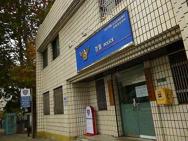 派出所が右手に見えてきます
