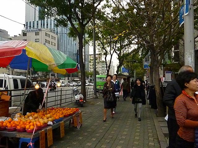 出口を出たらそのまま道なりに