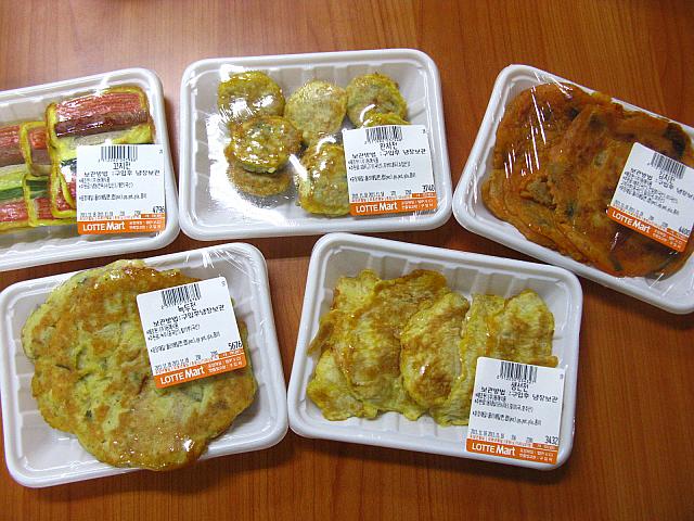 <b>ジョン</b><BR>串ジョン、緑豆ジョン、魚のジョンなど。売り場にはほかにもいろんなジョンがありました。