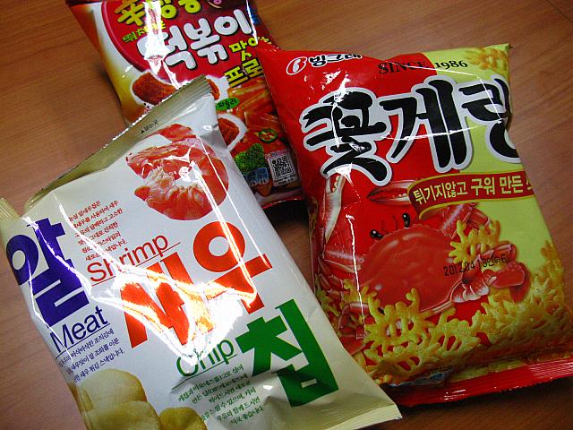 <b>スナック菓子</b><BR>右からアルセウチッ、トッポッキスナック、コッケリン。軽めで甘さの少ないものをセレクト！
