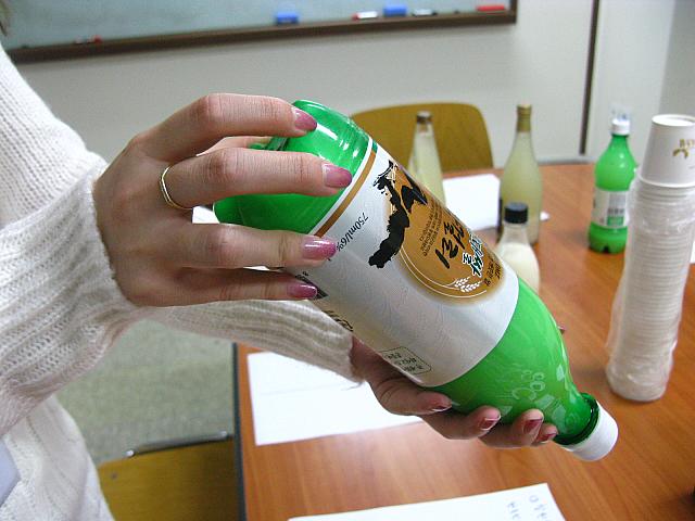 全体を大きく振るのではなく、このようにボトルを逆さにして底部分をゆするようにフリフリします。