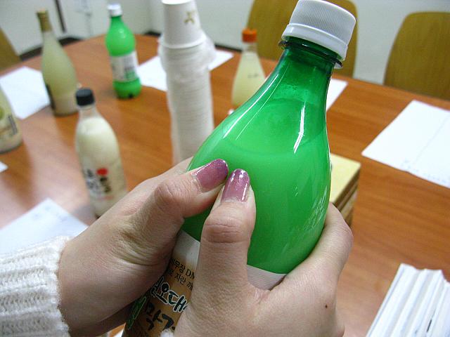 フタを開ける前に、こうやって空気を少し抜きます。キャップを回すときも、少しずつ、ゆっくりと～。