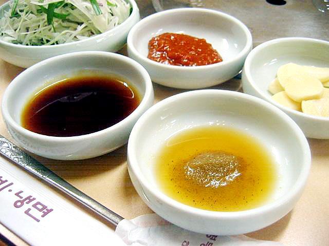 塩入りごま油につけて･･･
