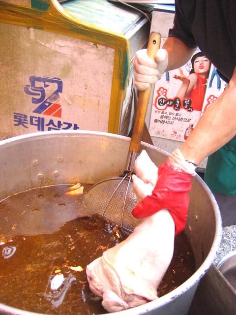 ２．お店それぞれのタレに入れ