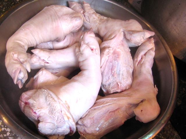 １．豚の足をゆでて 