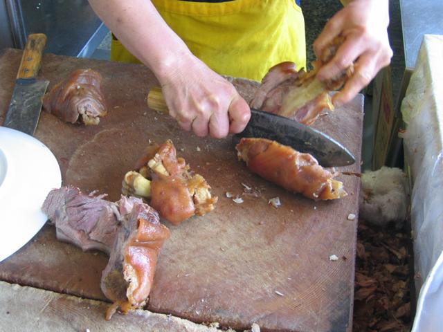 ４．冷ました後は骨から肉の部分を取っていき