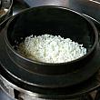 １． まず洗っておいたお米を釜の中に入れ 