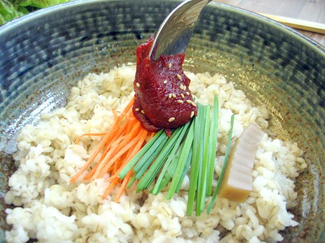 ２．ご飯の上にのせます