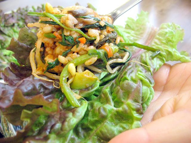 ８．サンチュなどの野菜にくるんで食べるのもよし！