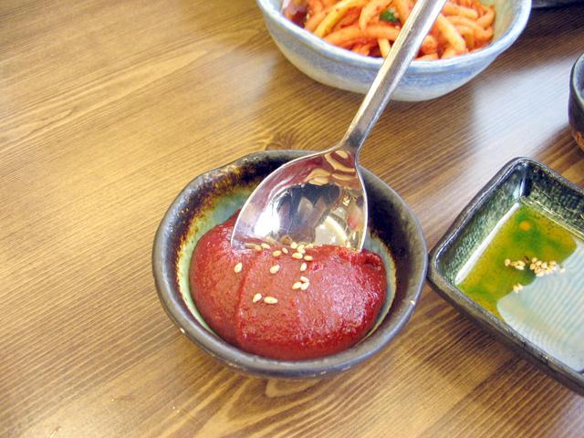 １．コチュジャンをお好みで取り（辛いのが苦手な方は少しずつ！）