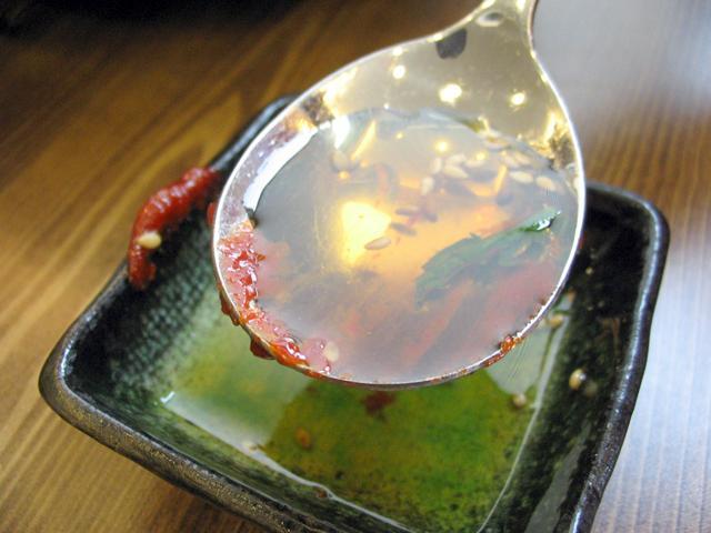 ５．ゴマ油を適量とって野菜とご飯の上にかけます 