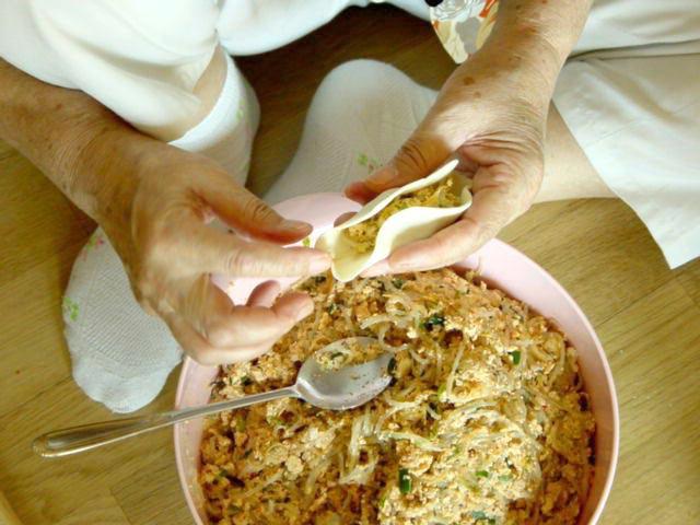 ３）皮が破れないように気をつけながら半分に折りたたみ、縁をくっつけていきます。 