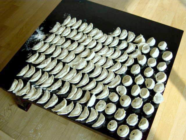 ６）お皿にのせる時にマンドゥが下にくっつかないよう、小麦粉を軽くつけておきます。 