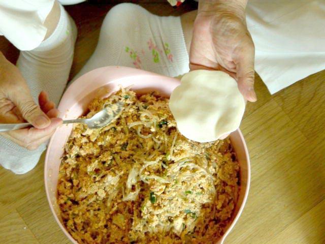 １）皮を手のひらにのせます。 
