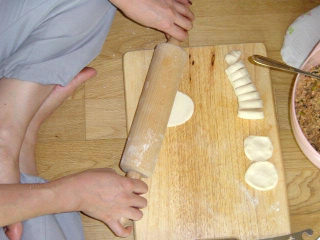 ４）めん棒で薄く丸くマンドゥの皮を作ります。（皮は薄く！薄～く！） 